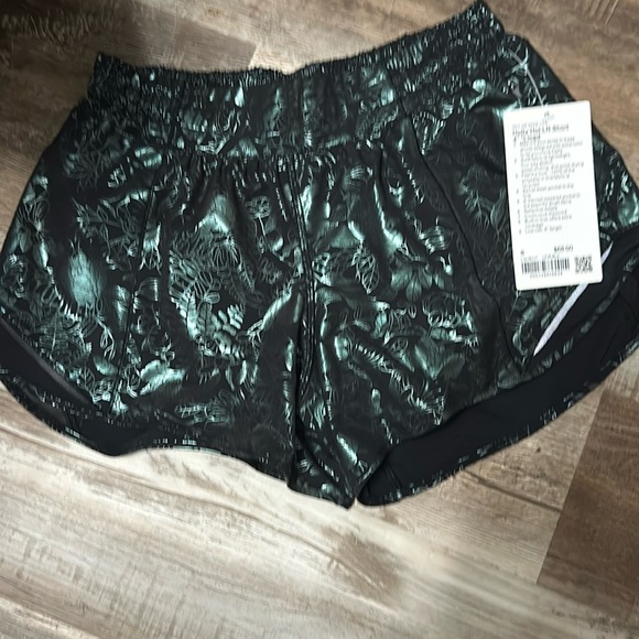 NWT Lululemon Hott Hot 4” shorts - Picture 1 of 4